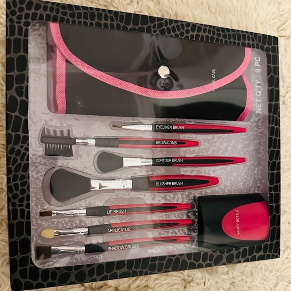 NWT 9PC Makeup Kit (includes travel case, brushes, and a vanity bottle) - Picture 4 of 4